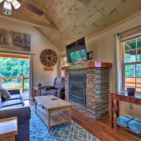 Cozy Riverfront Cabin With Private Deck And Hot Tub! Bryson City Luaran gambar