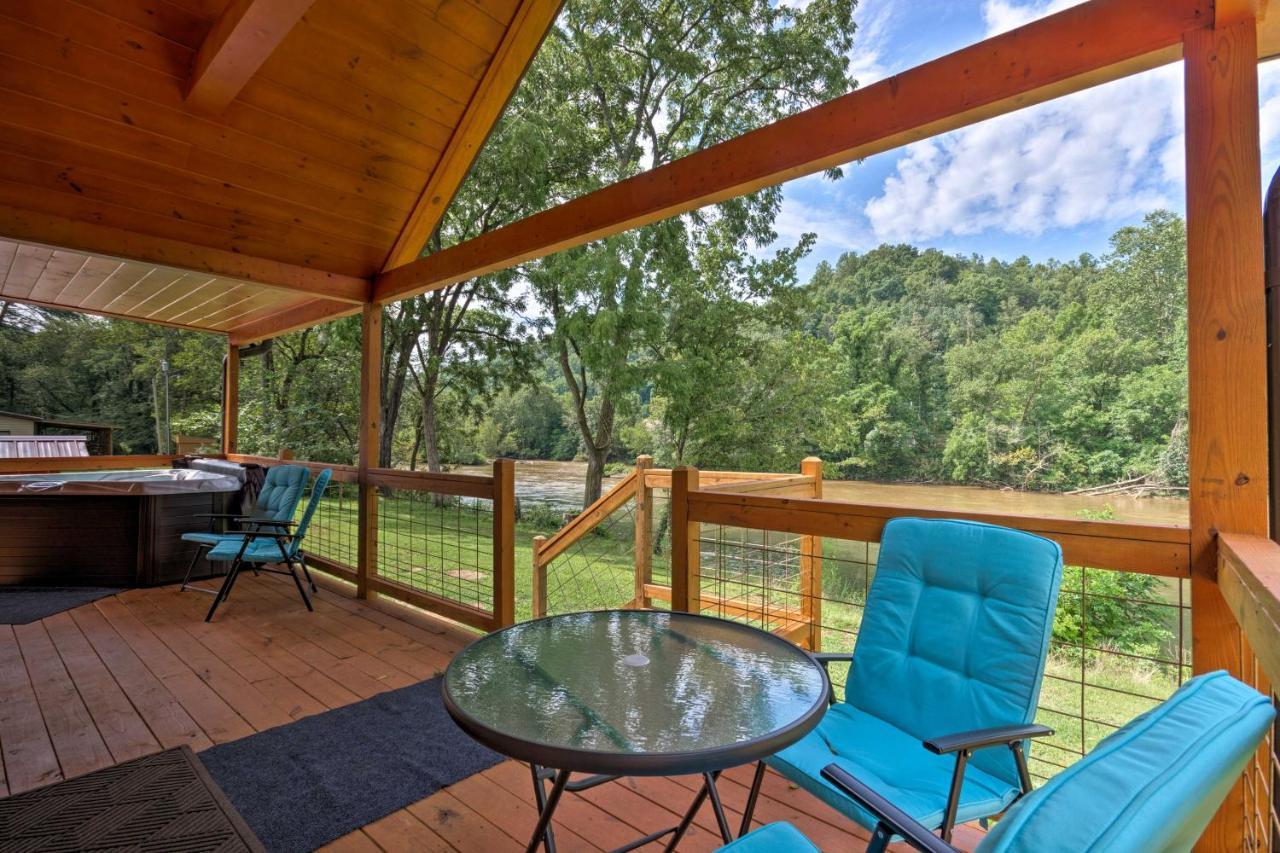 Cozy Riverfront Cabin With Private Deck And Hot Tub! Bryson City Luaran gambar