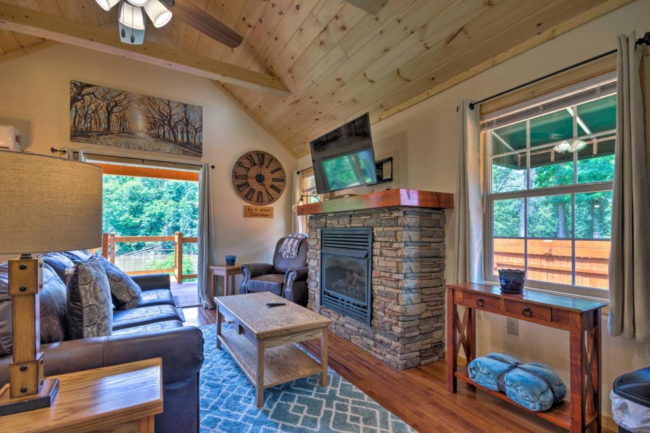 Cozy Riverfront Cabin With Private Deck And Hot Tub! Bryson City Luaran gambar