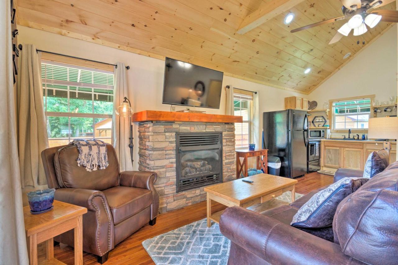 Cozy Riverfront Cabin With Private Deck And Hot Tub! Bryson City Luaran gambar