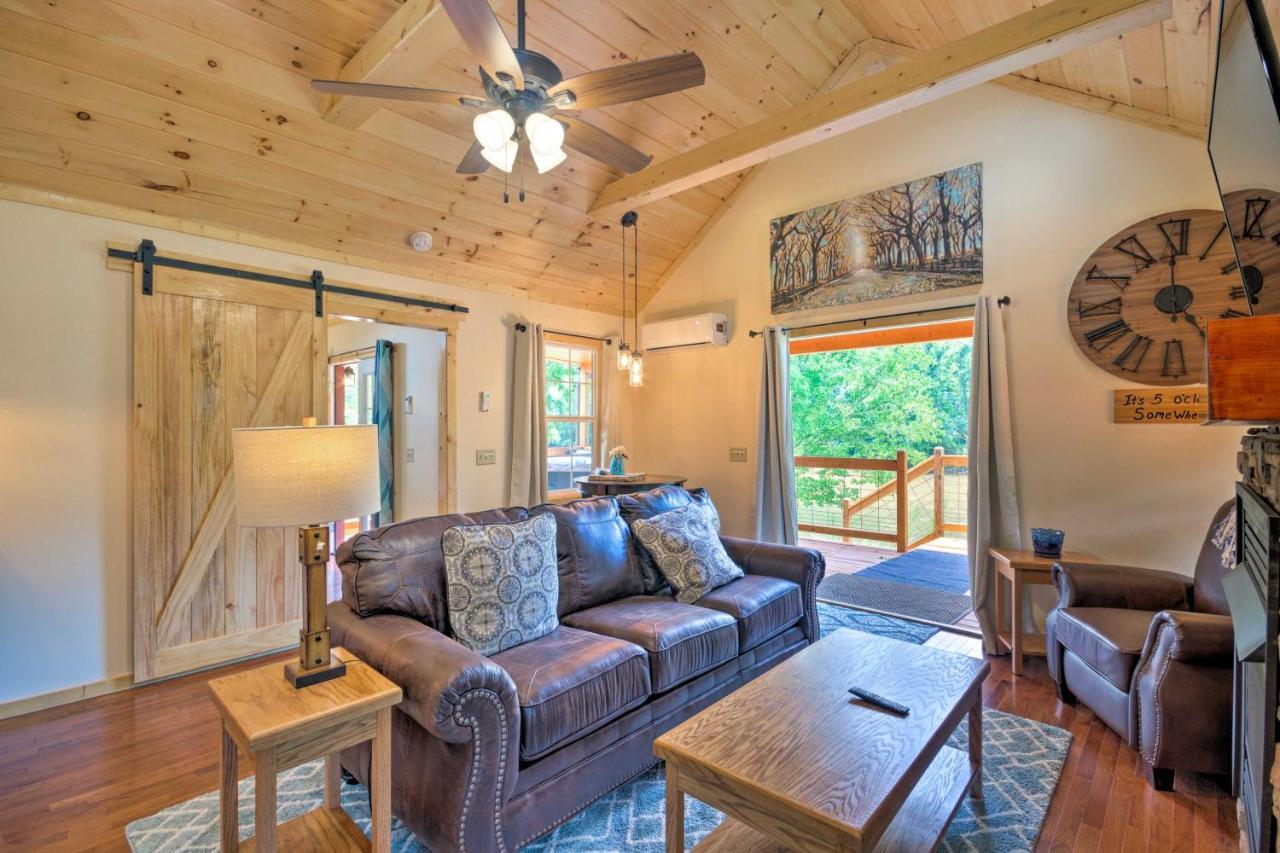 Cozy Riverfront Cabin With Private Deck And Hot Tub! Bryson City Luaran gambar