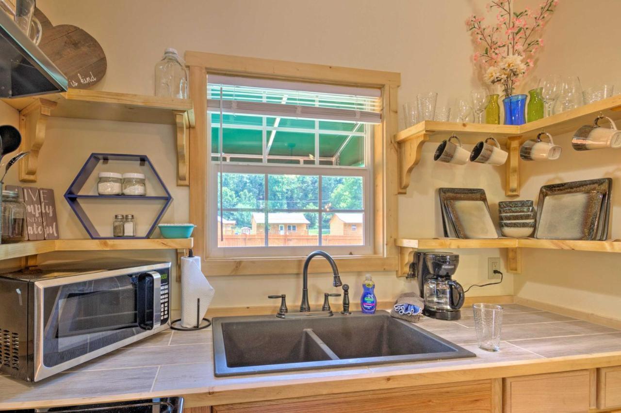 Cozy Riverfront Cabin With Private Deck And Hot Tub! Bryson City Luaran gambar