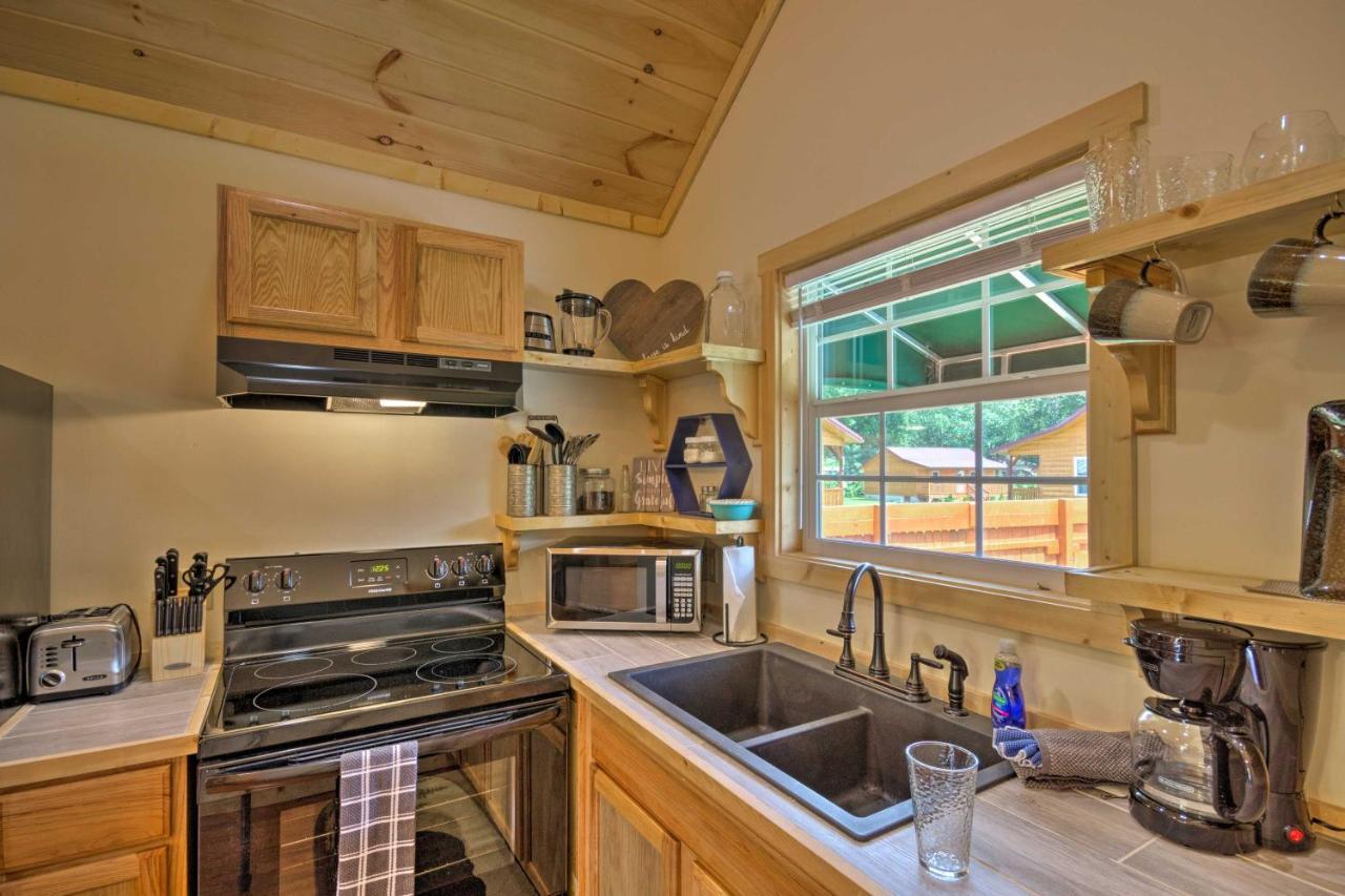 Cozy Riverfront Cabin With Private Deck And Hot Tub! Bryson City Luaran gambar