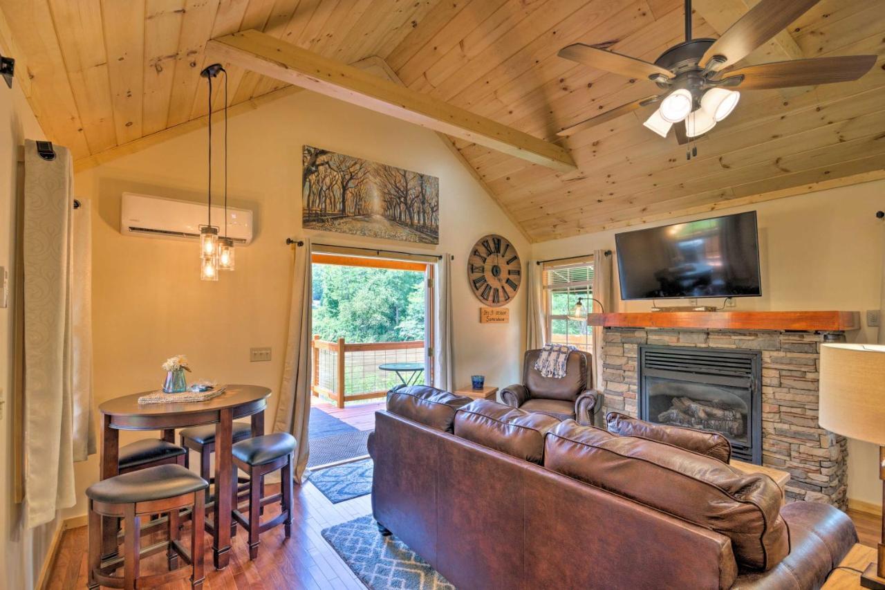 Cozy Riverfront Cabin With Private Deck And Hot Tub! Bryson City Luaran gambar