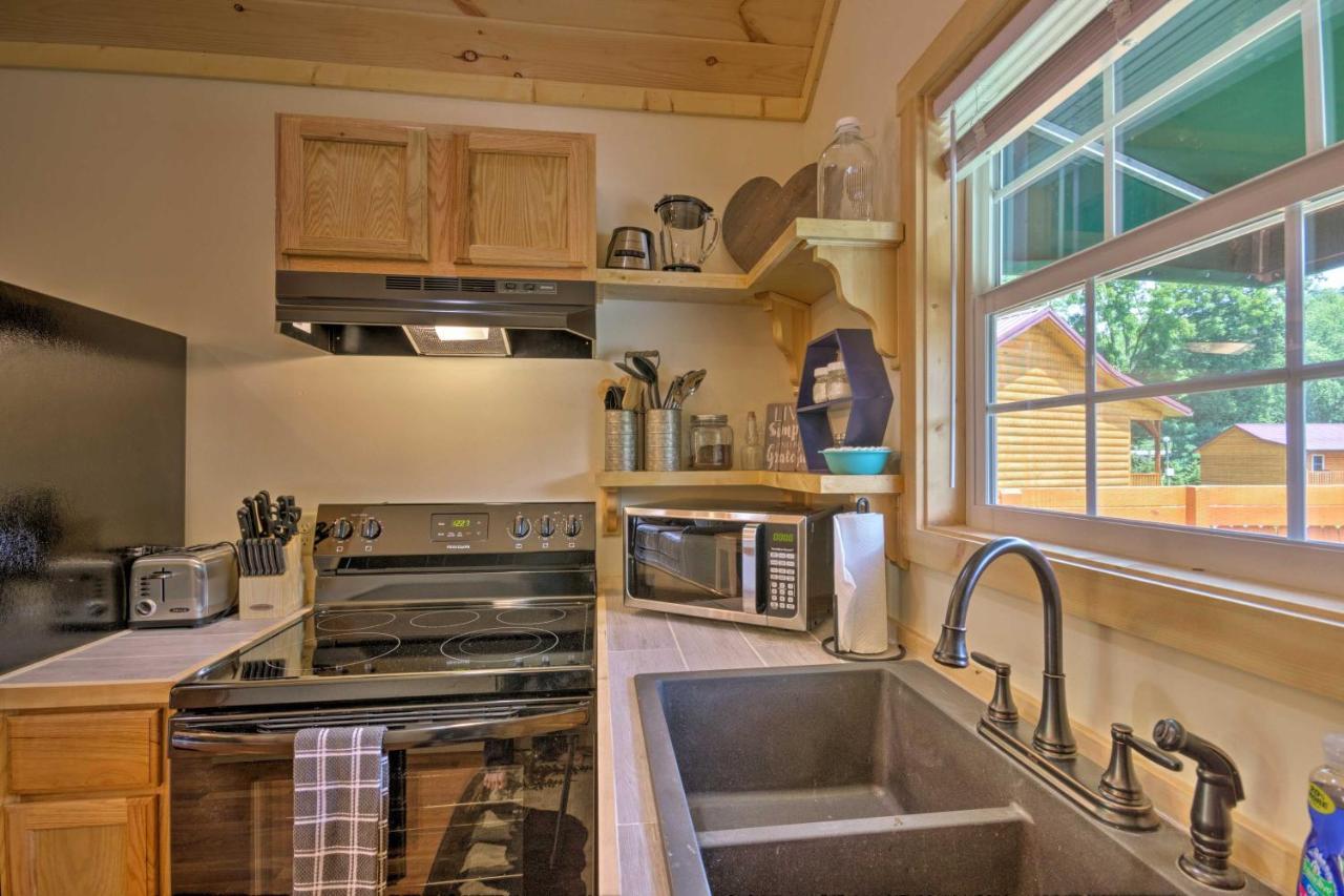 Cozy Riverfront Cabin With Private Deck And Hot Tub! Bryson City Luaran gambar