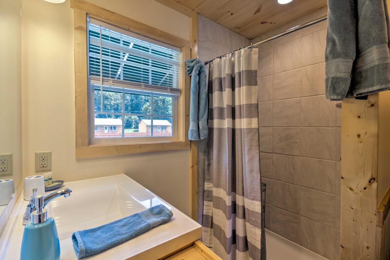Cozy Riverfront Cabin With Private Deck And Hot Tub! Bryson City Luaran gambar