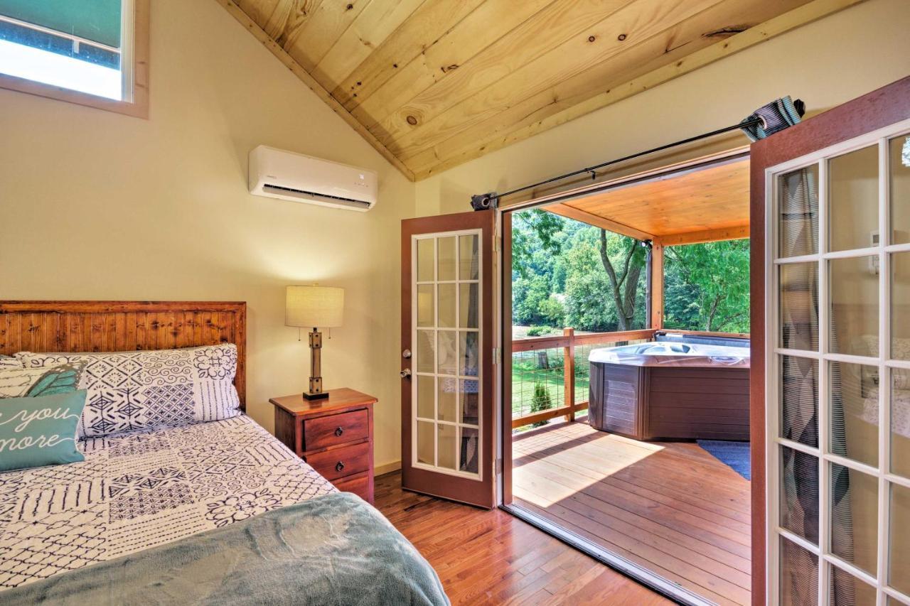 Cozy Riverfront Cabin With Private Deck And Hot Tub! Bryson City Luaran gambar