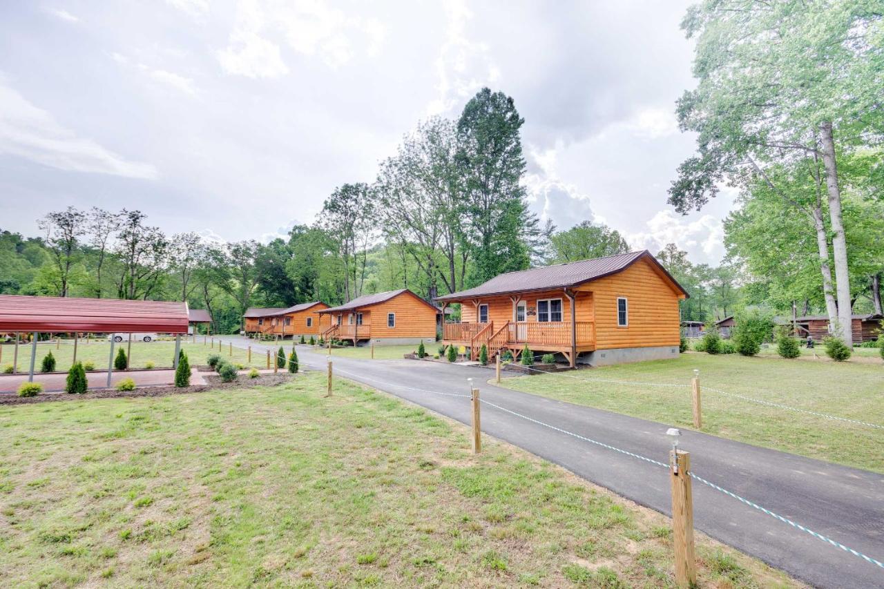 Cozy Riverfront Cabin With Private Deck And Hot Tub! Bryson City Luaran gambar
