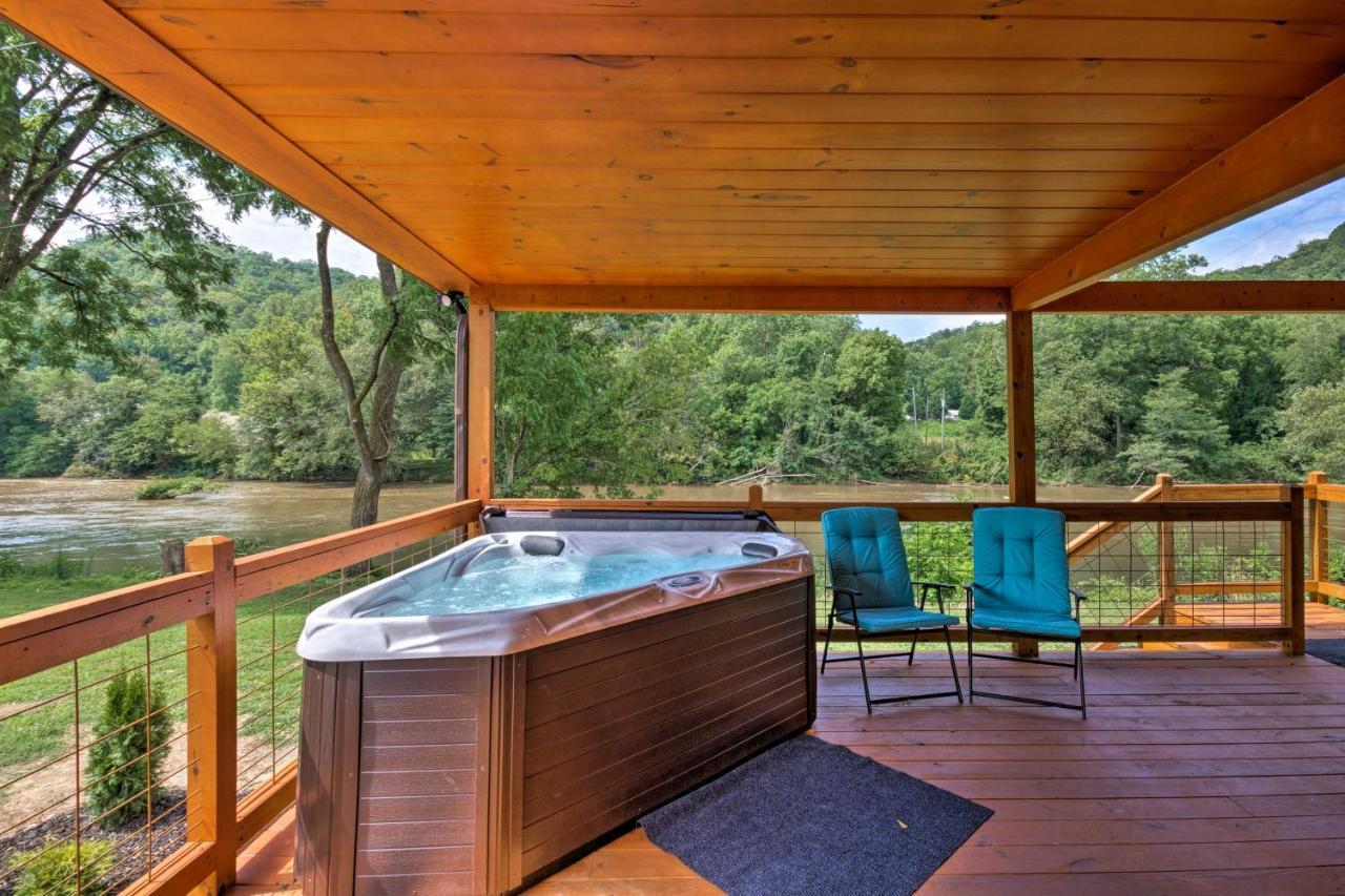 Cozy Riverfront Cabin With Private Deck And Hot Tub! Bryson City Luaran gambar