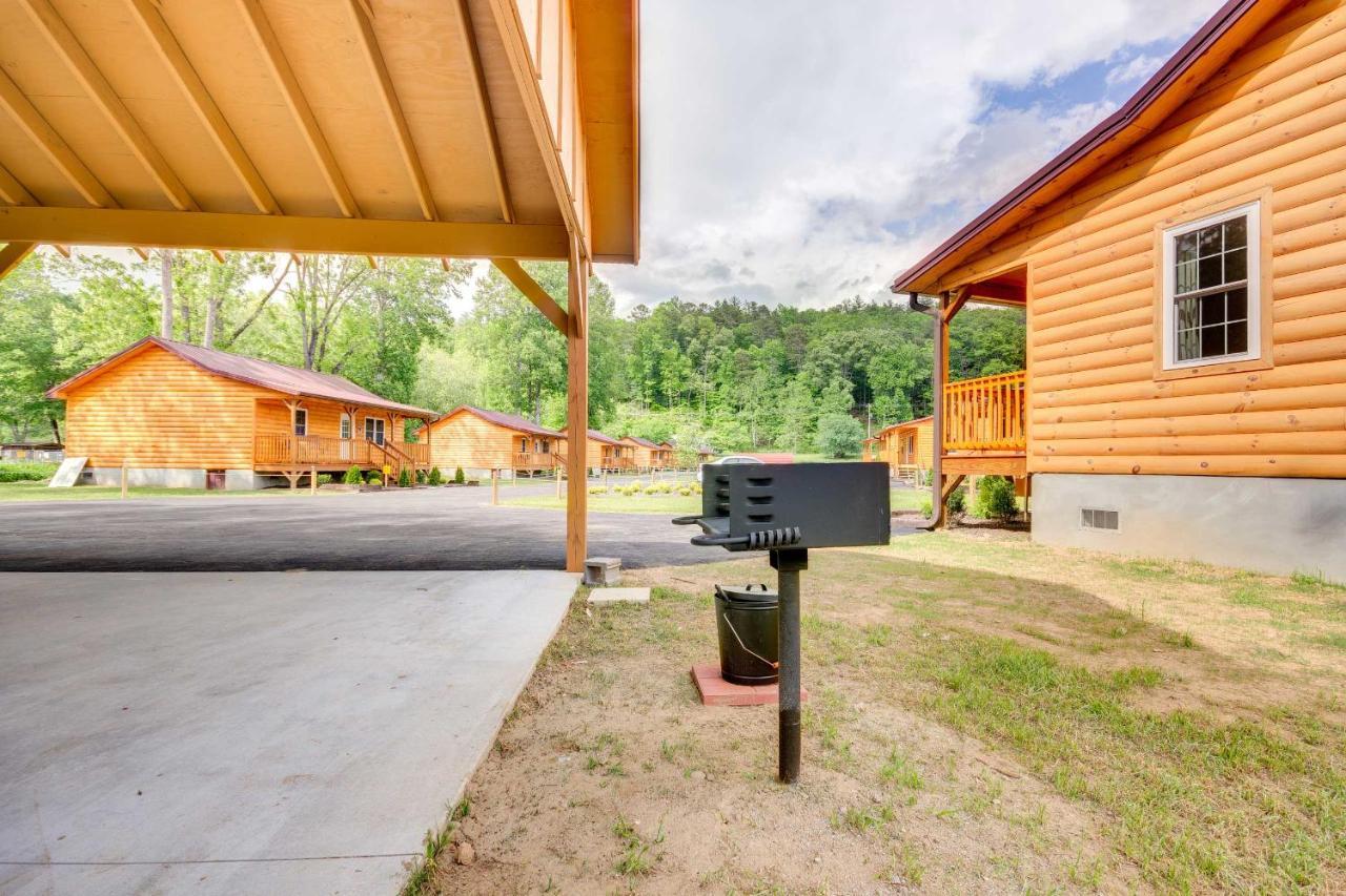 Cozy Riverfront Cabin With Private Deck And Hot Tub! Bryson City Luaran gambar