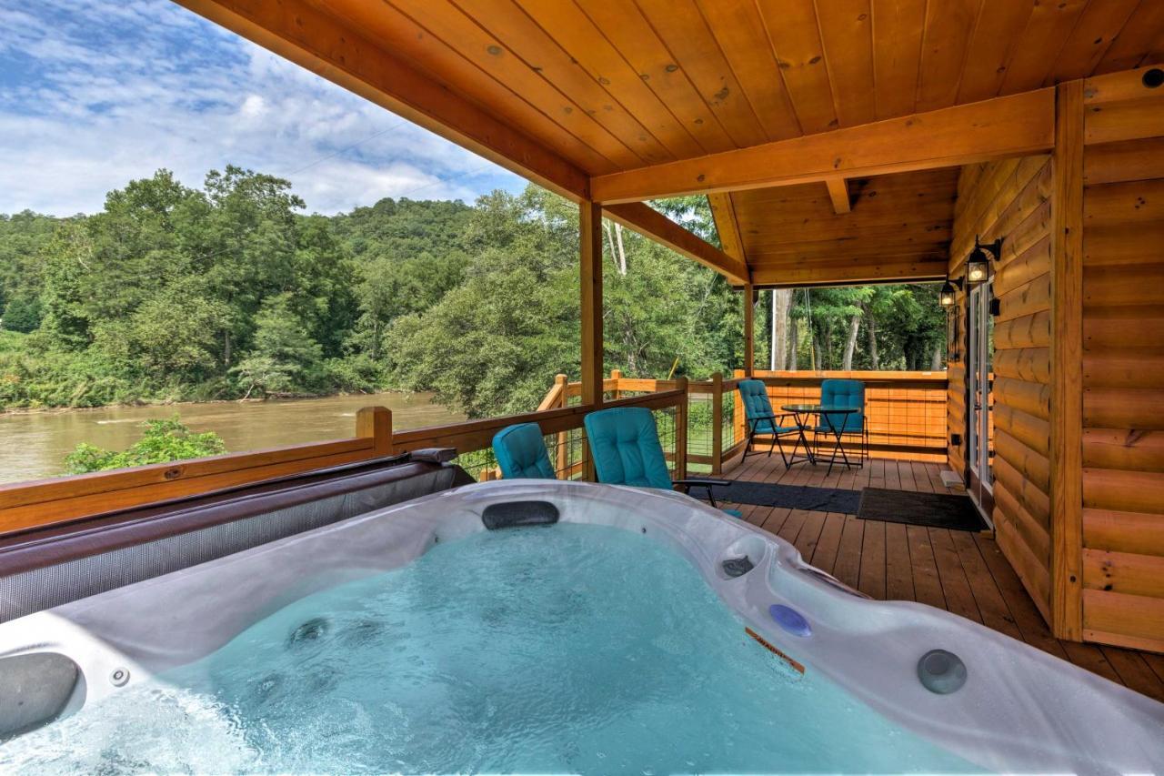 Cozy Riverfront Cabin With Private Deck And Hot Tub! Bryson City Luaran gambar