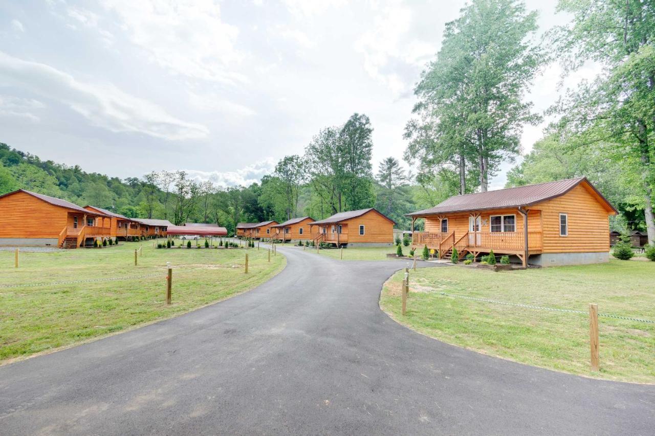 Cozy Riverfront Cabin With Private Deck And Hot Tub! Bryson City Luaran gambar